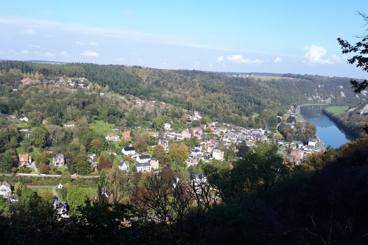 Waulsort aan de Maas, met villa’s tussen het groen op de helling boven het dorp