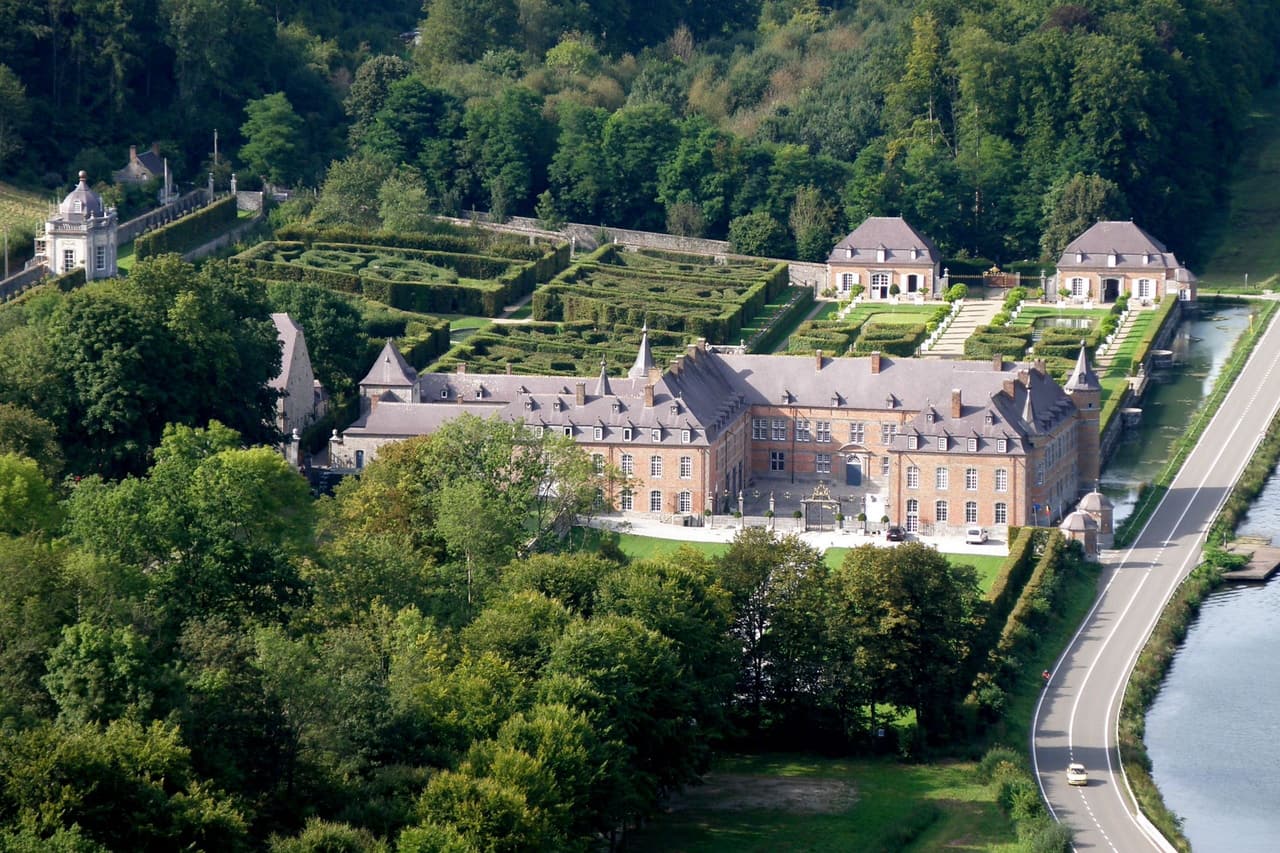 Uitzicht vanaf de rotsen van Freÿr op het kasteel aan de overkant van de Maas