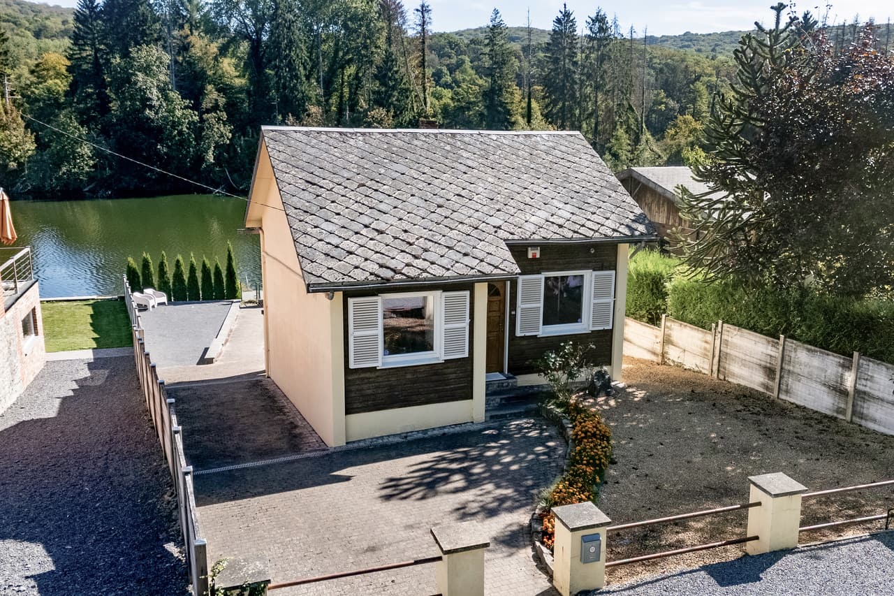 Klein huis met leien dak, naast het water