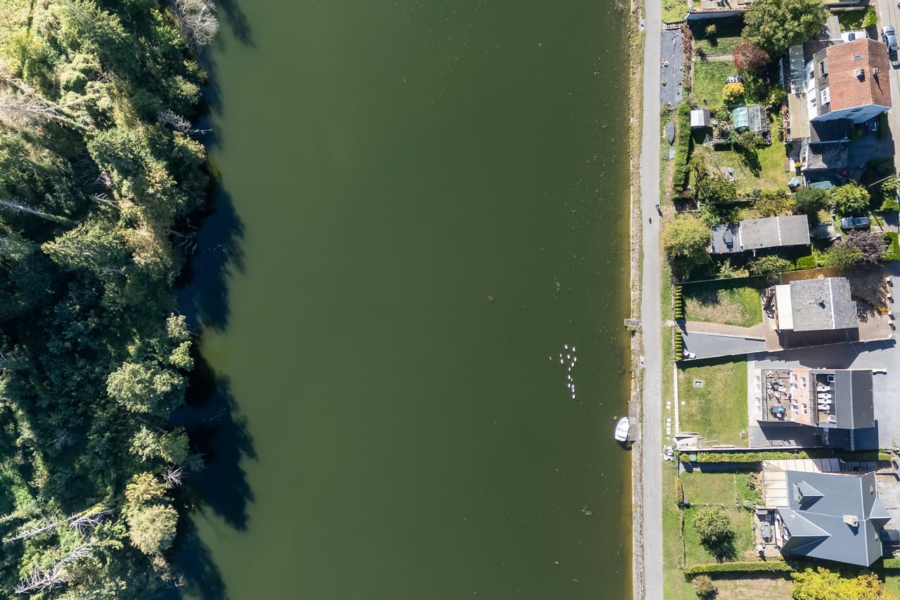 De Maas in verticale luchtfoto, huizen en steiger aan de oever