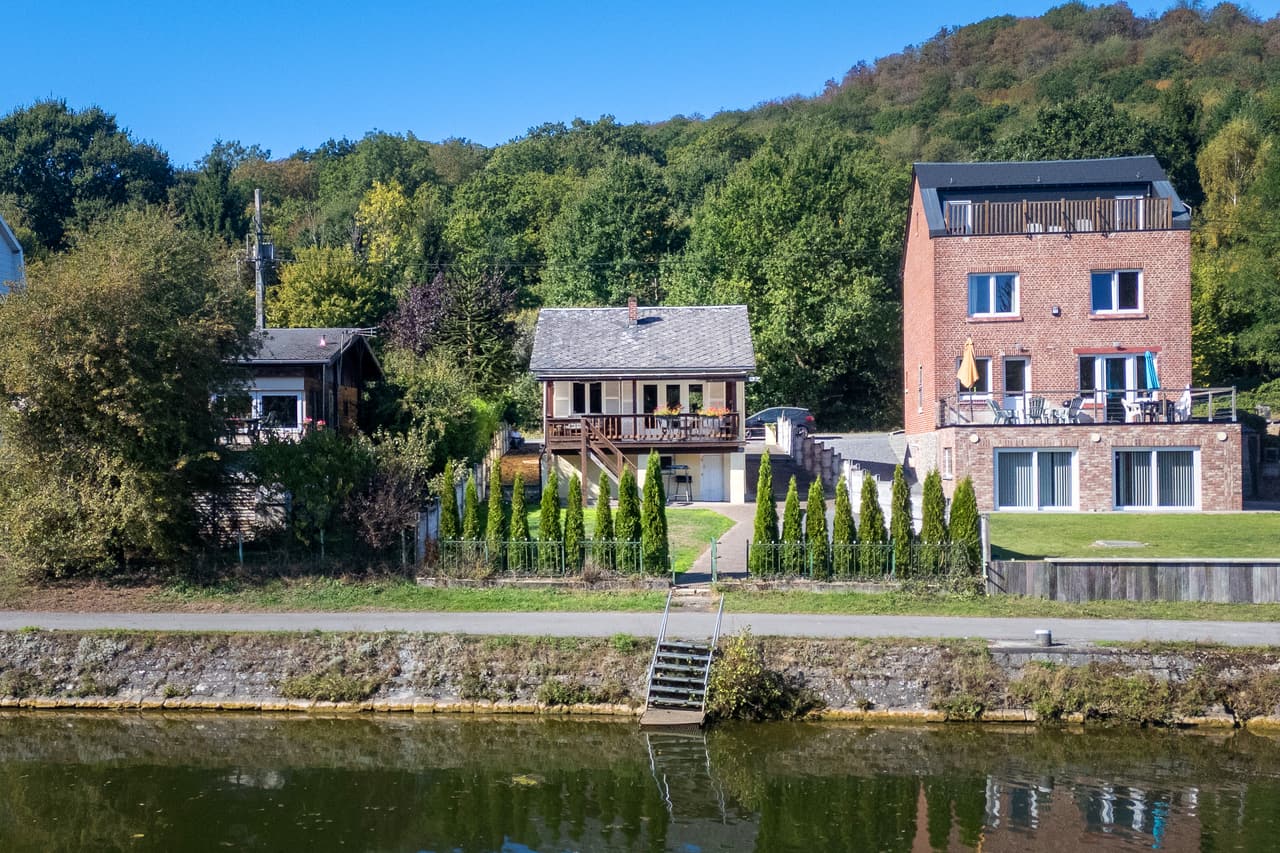Chalet gezien vanaf de rivier, met de trap naar het water