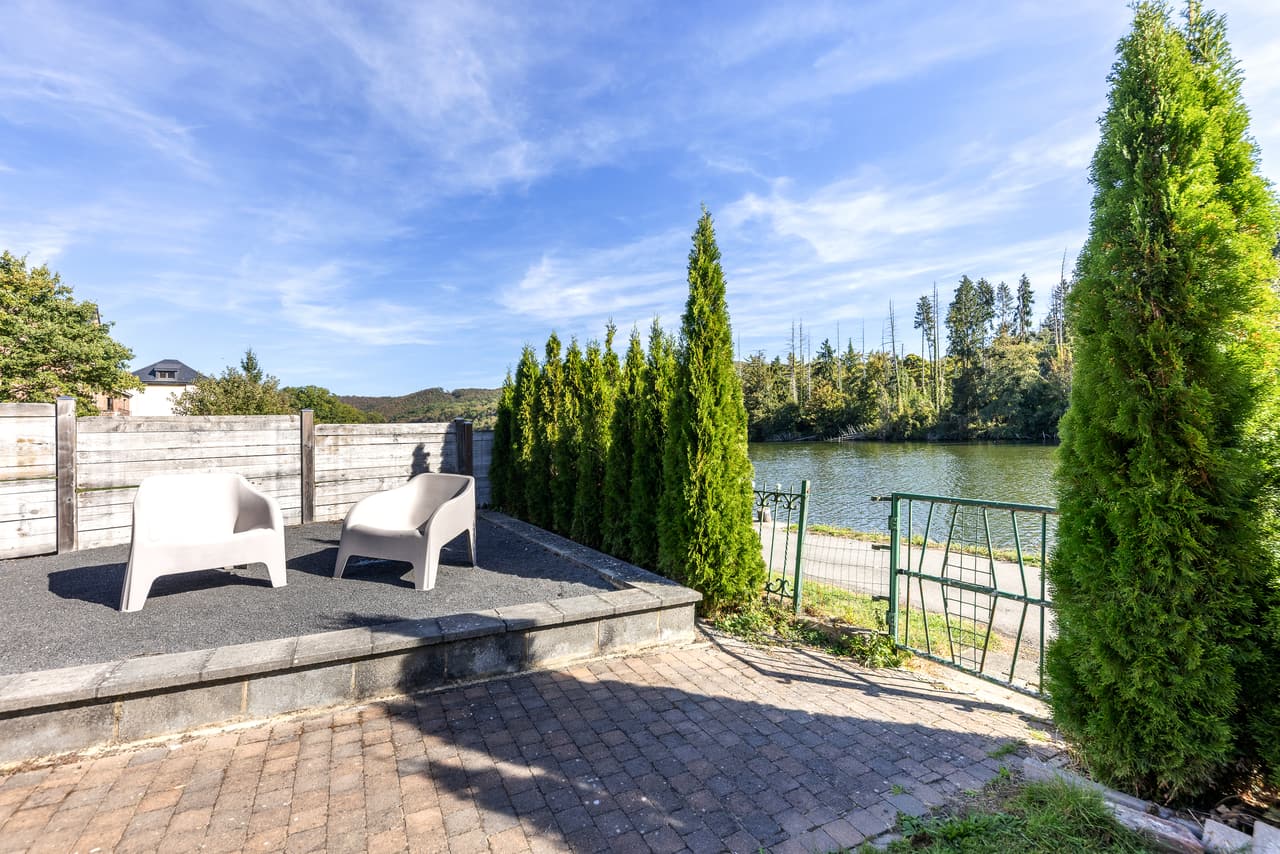 Terras aan het water, met twee fauteuils