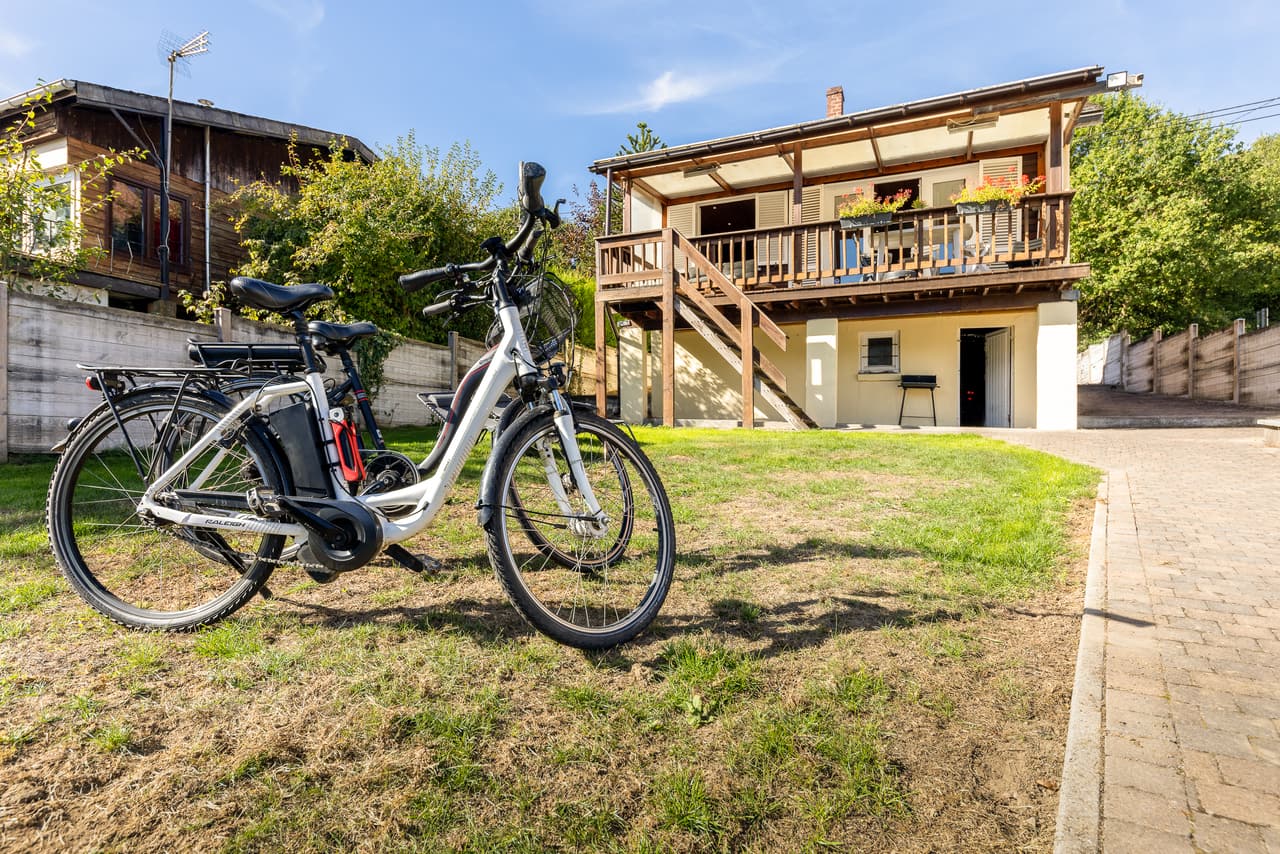 Elektrische fietsen op het gazon van het chalet