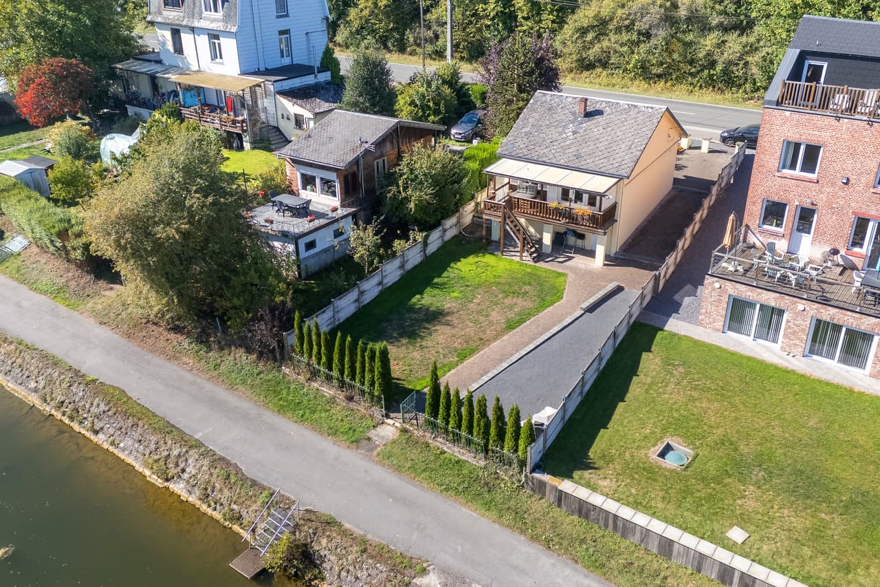 Luchtfoto van het chalet, de tuin en de rivier