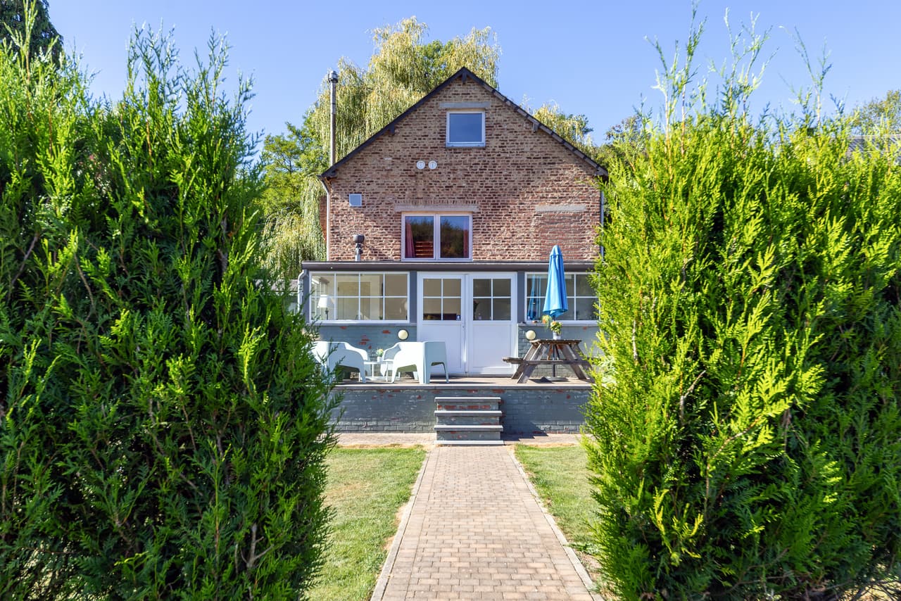 Pad naar het huis, tussen twee hagen