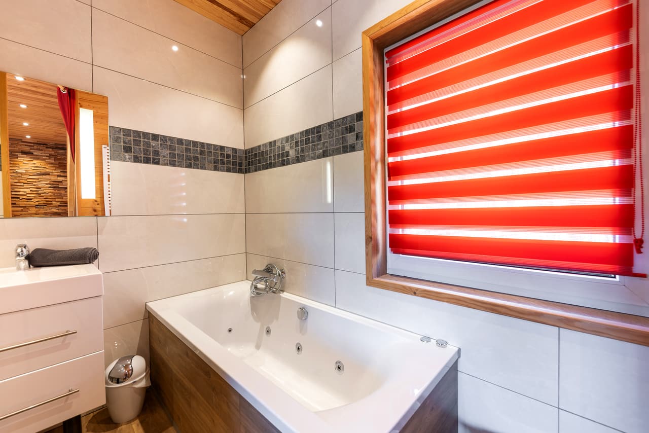 Bubbelbad in de betegelde badkamer
