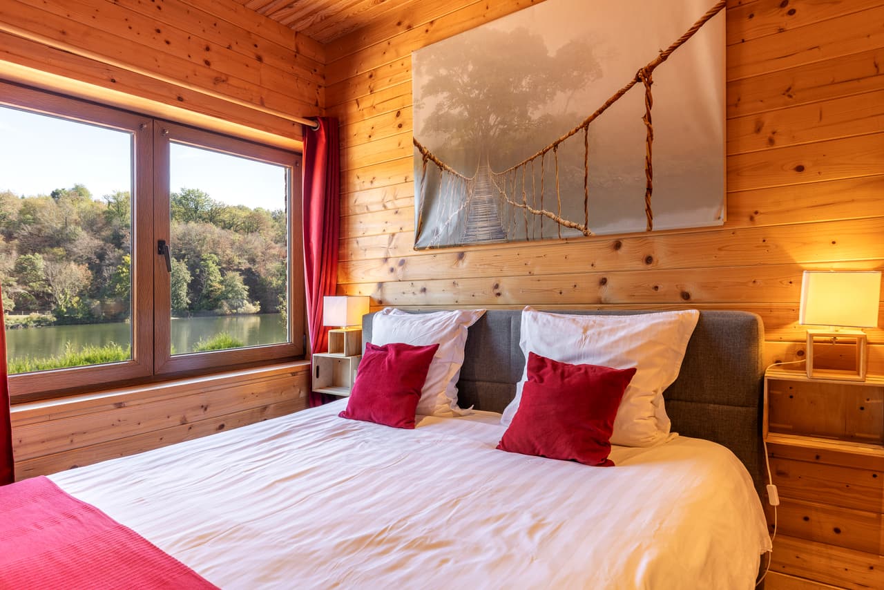 Bed in de slaapkamer, raam open op de Maas