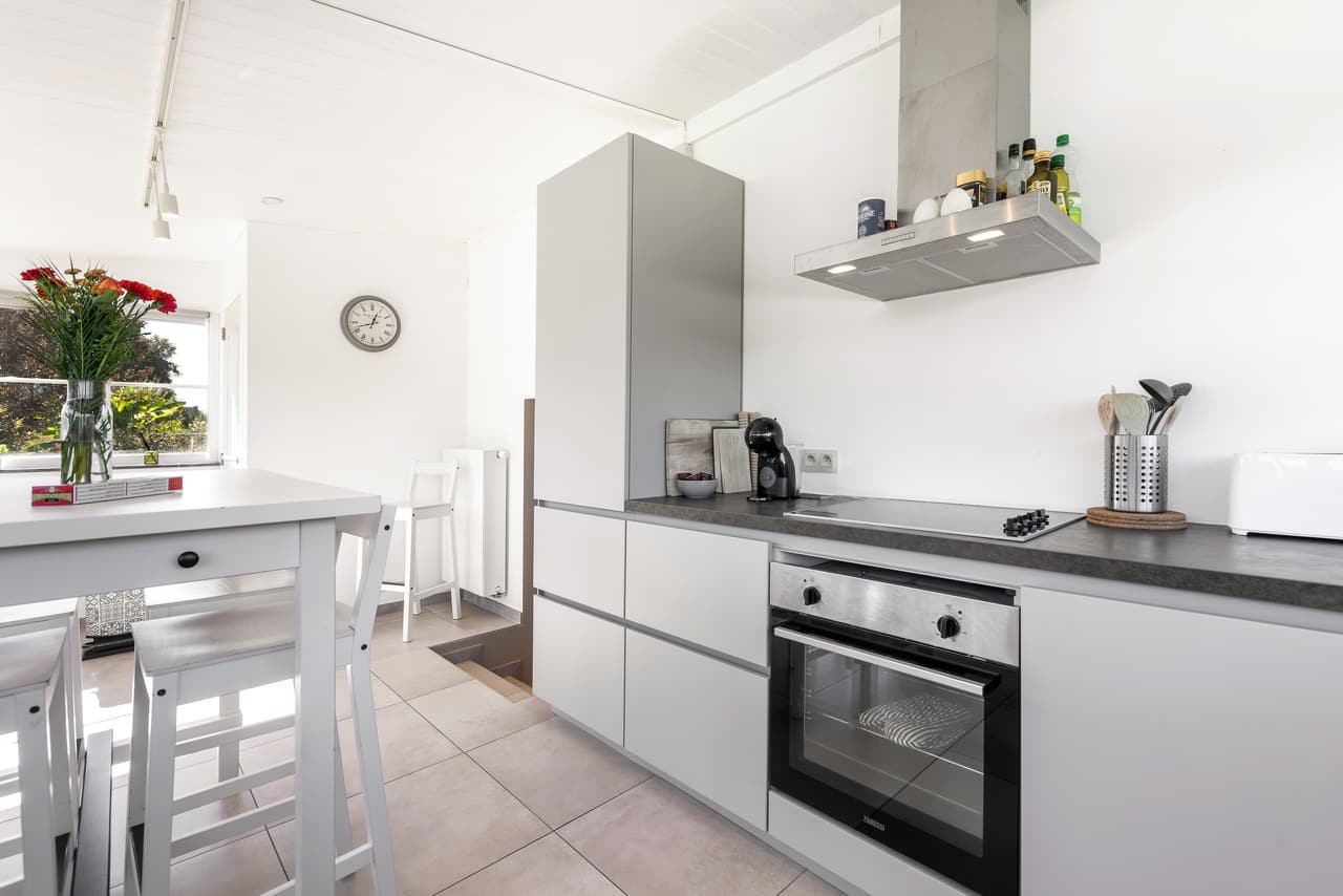Oven en grijs werkblad in de keuken