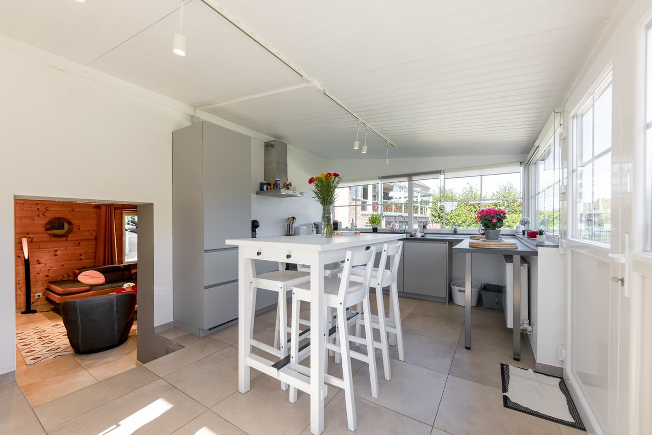 Keuken en hoge tafel, open naar de woonkamer