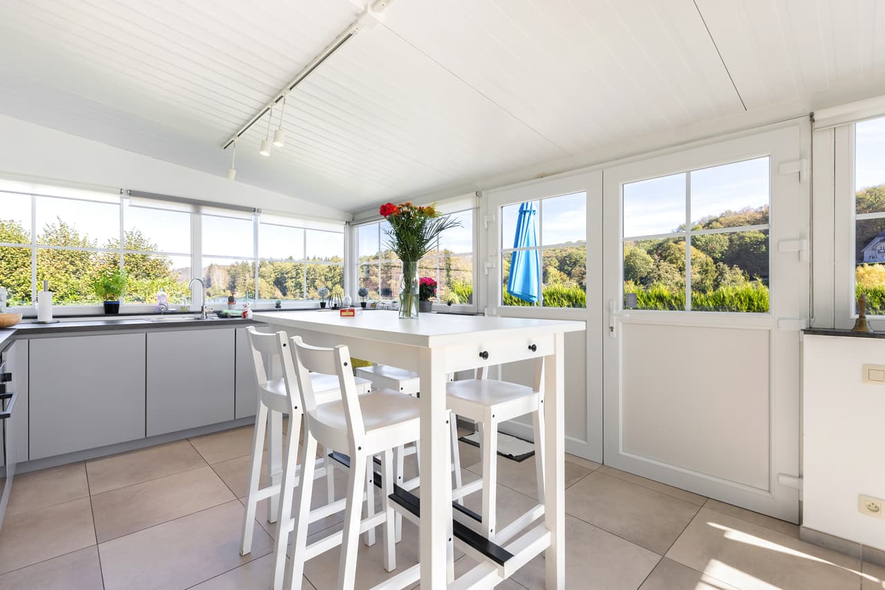 Keukenveranda met hoge tafel en grote ramen