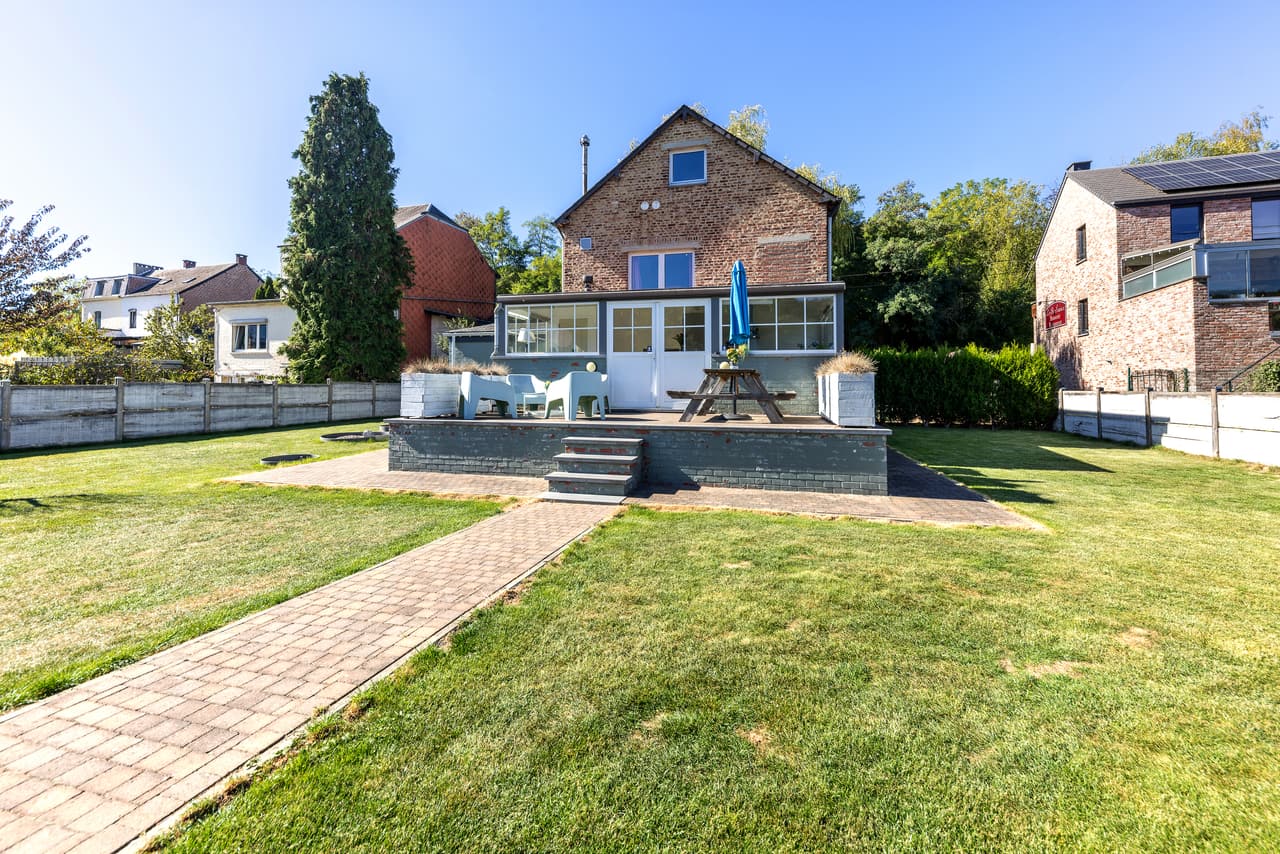 Achtergevel, terras en gazon