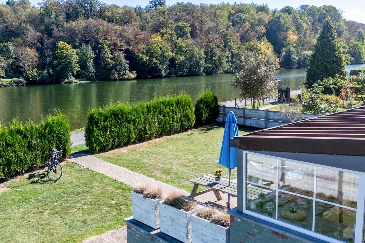 De Maas aan het eind van de tuin, terras op de voorgrond