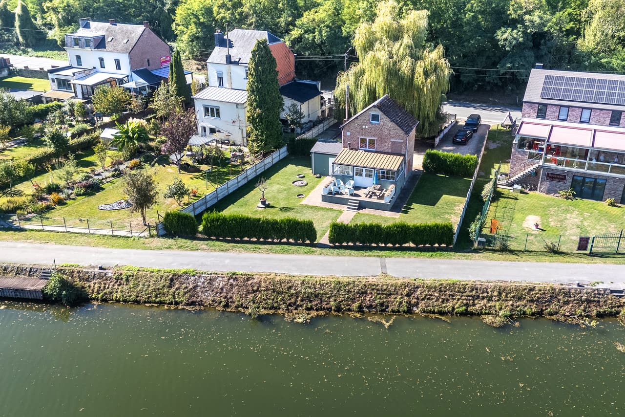 Het huis tussen de weg en de Maas, vanuit de lucht