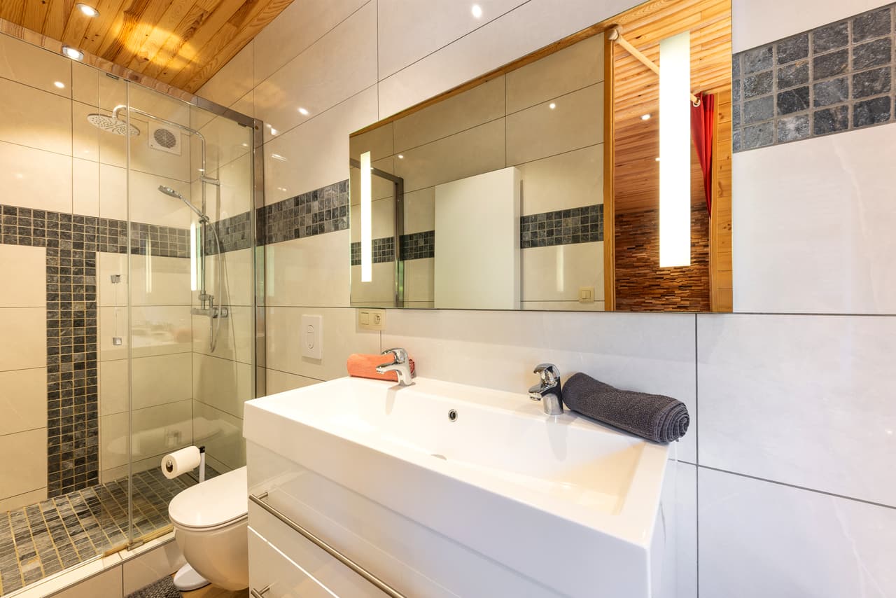 Douche, wastafel en toilet in de badkamer