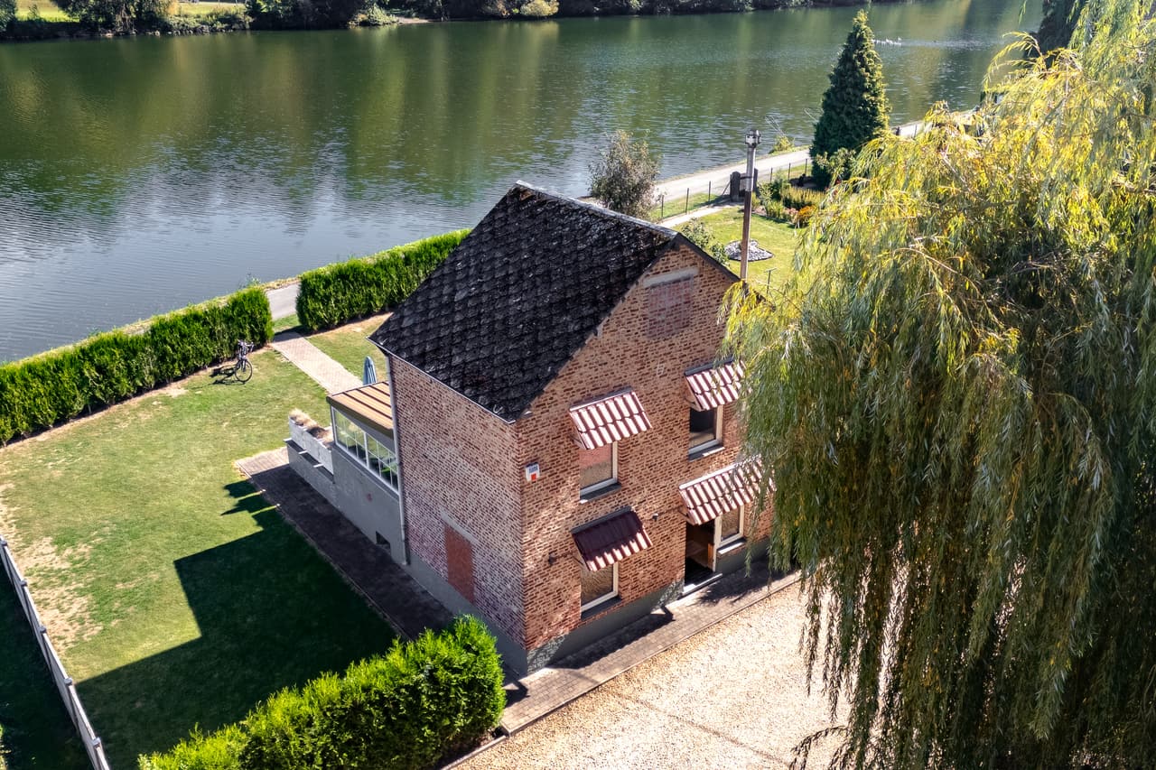 Dak en bakstenen gevel, de Maas links