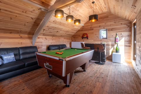 Pooltafel onder het schuine dak, met leren bank