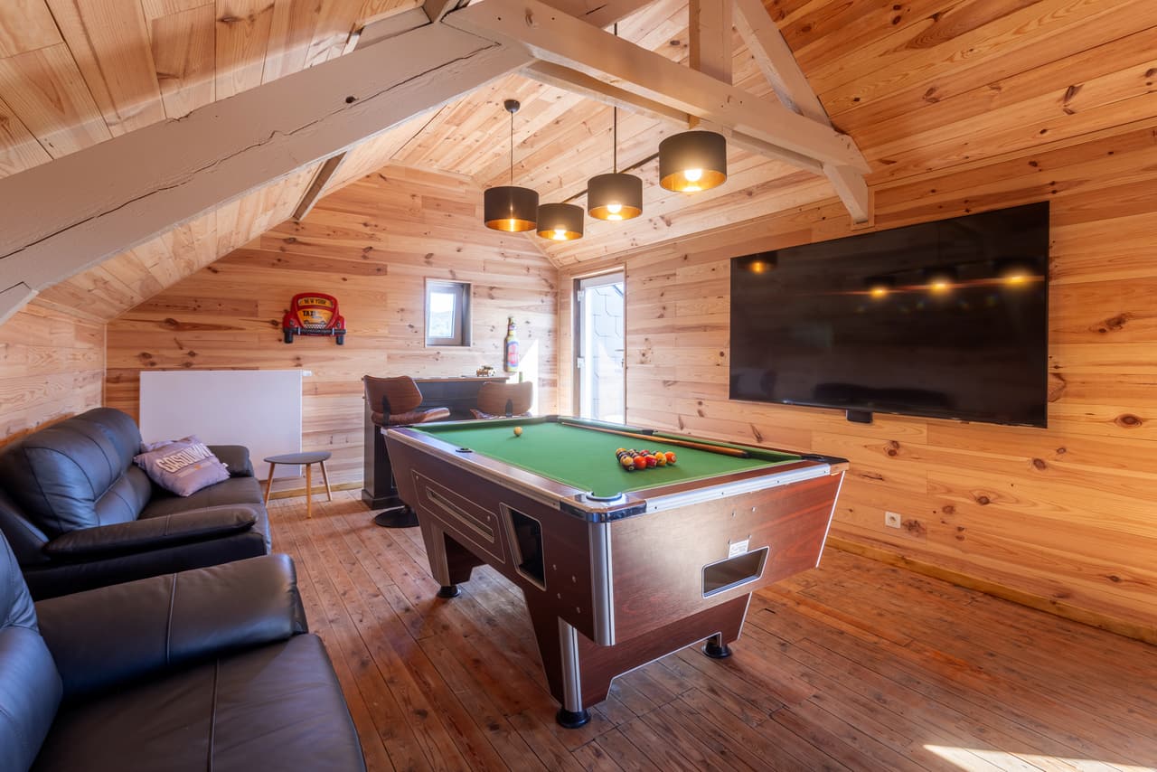 Pooltafel en scherm in de zolderkamer