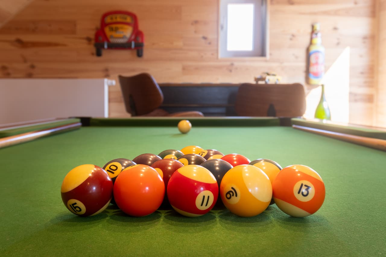 Biljartballen opgesteld op het groene laken