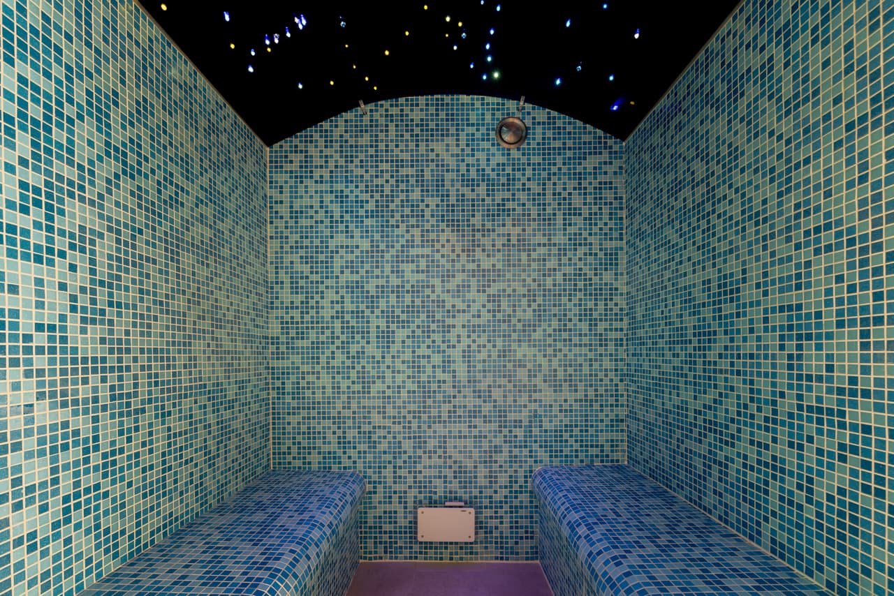 Hammam in blauwgroen mozaïek, met een sterrenhemel